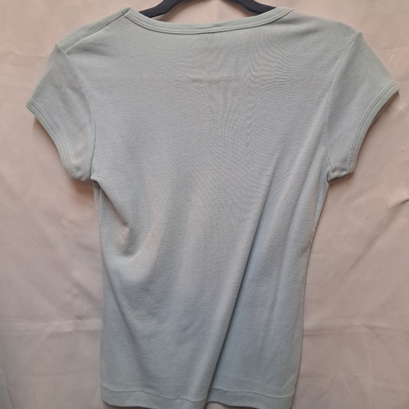 Vtg Queen graphic V-neck baby tee in baby blue vintage size L - Picture 6 of 11